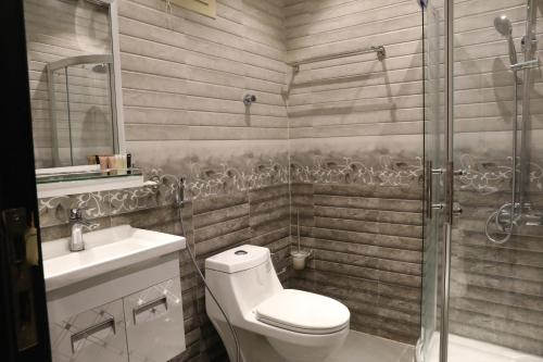 One-Bedroom Apartment image 3