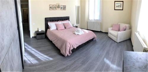 One-Bedroom Apartment image 6