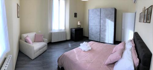 One-Bedroom Apartment image 4