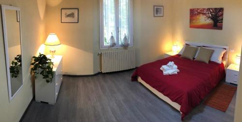 One-Bedroom Apartment with Garden image 6