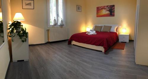 One-Bedroom Apartment with Garden image 5