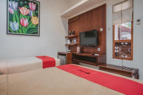 1 queen bed, 1 twin bed