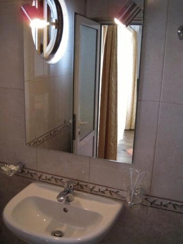 Family Hotel Hit – Kiten, WY