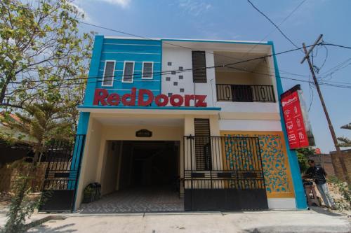 RedDoorz Syariah near Politeknik Negeri Madiun