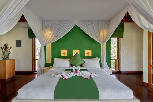 4 bedrooms, 5 beds