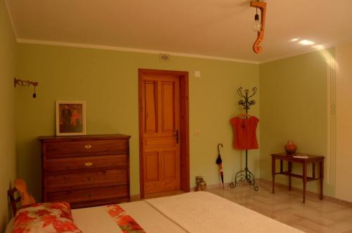 1 queen bed, 1 twin bed
