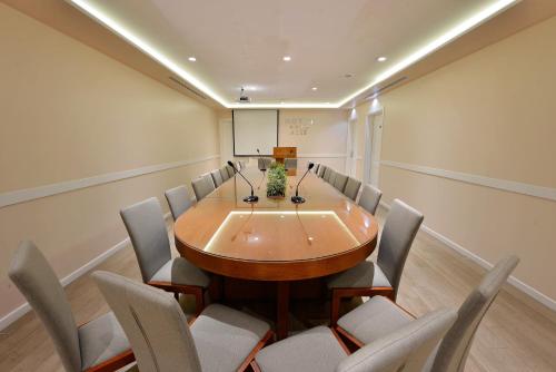 Alis Hotel - image 5