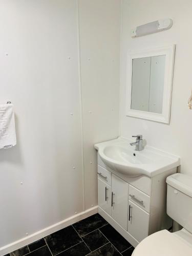 Four Oaks Hotel - image 11