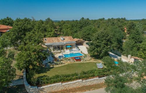 Family Villa Lipica with private pool and jacuzzi - Accommodation - Pazin