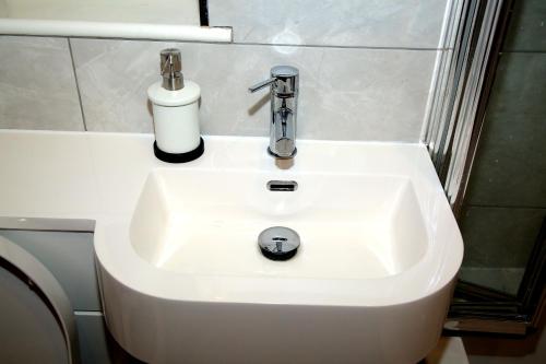 A Modern Comfy Newly Remodeled 2bd House - image 6