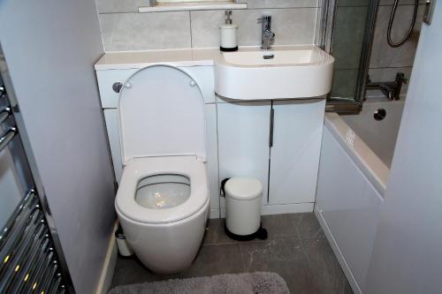 A Modern Comfy Newly Remodeled 2bd House - image 2