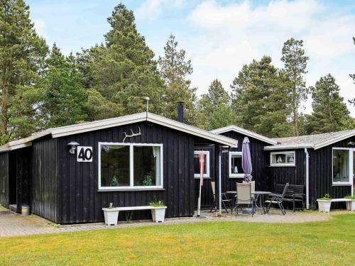  Three-Bedroom Holiday home in Blåvand 77, Pension in Ho