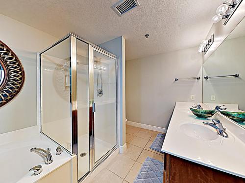 New Listing! Gulf-View Resort with Pool Golf & Gym condo - main image