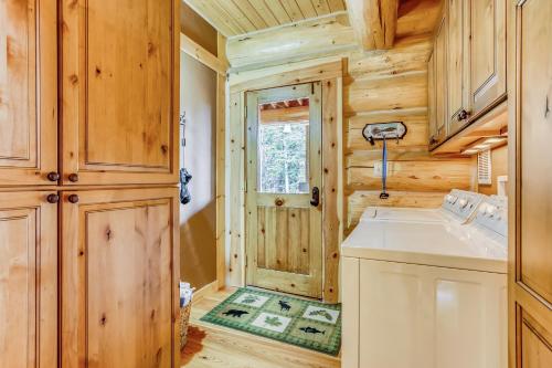New Listing! Idyllic Mountain-View Home home - image 4