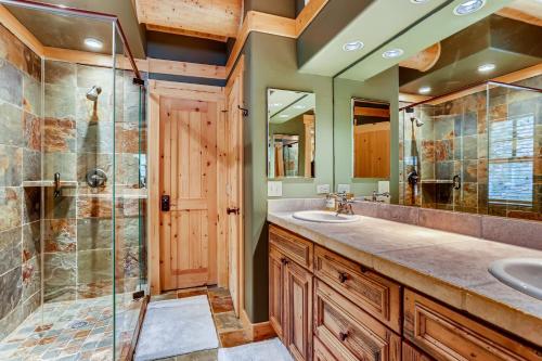 New Listing! Idyllic Mountain-View Home home - image 8