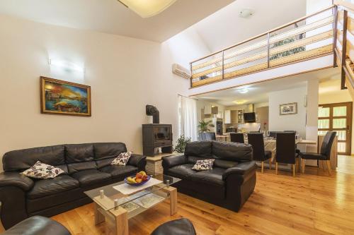 Luxury experience in Villa Lucia with heated pool and Play station 4 - image 2