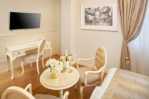 Deluxe Double Room image 10