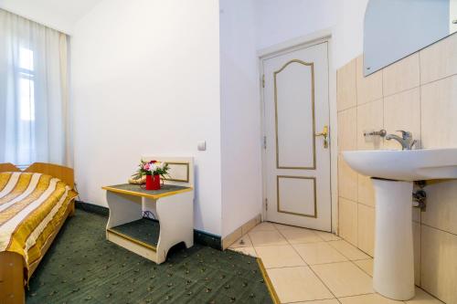 Hotel Carpati Imparatul Romanilor 5