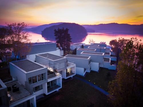 Apartment with Lake View
