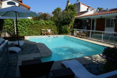 Úszómedence, Bernie's Bed & Breakfast , A 3 KILOMETROS DEL AEROP EZEIZA, VAN ,IN-OUT, FREE EZEIZA AIRPORT near Ministro Pistarini nemzetközi repülőtér