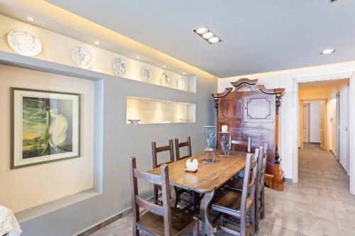 Penelope Seaview Apartment - image 12