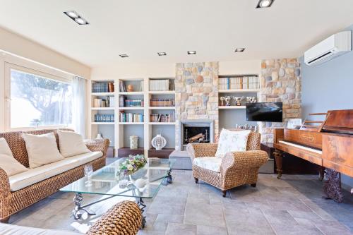 Penelope Seaview Apartment - image 9