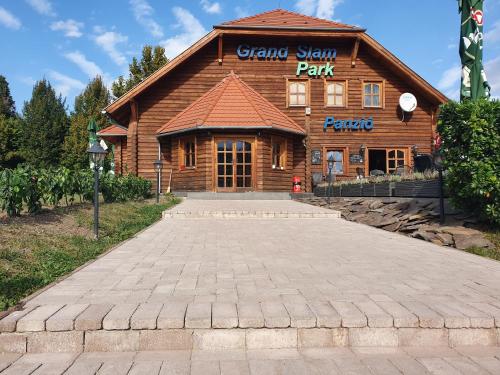 Grand Slam Park Inn - image 10