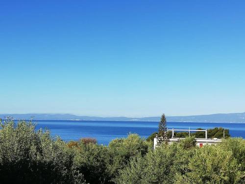 Avia, house with privillaged view, 100 meters from the sea