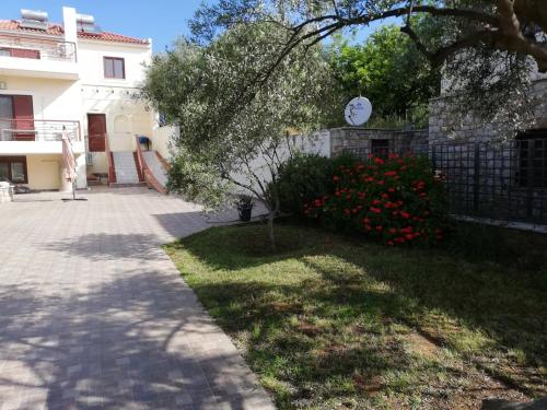 Avia, house with privillaged view, 100 meters from the sea