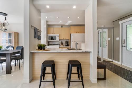 Konyha, INITIAL - SYLVESTRE - Mont-Sainte-Anne in Beaupre (Québec)