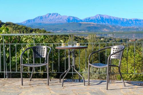  Breathtaking Lake View Cottage with a Fireplace Next to Ioannina City!, Unterkunft in Ioannina