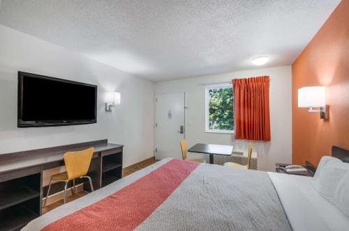 King Room with Roll-in Shower - Disability Access - Non-Smoking