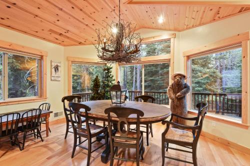 Luxe Mountain Haven in the Heart of Tahoe Donner home - image 4