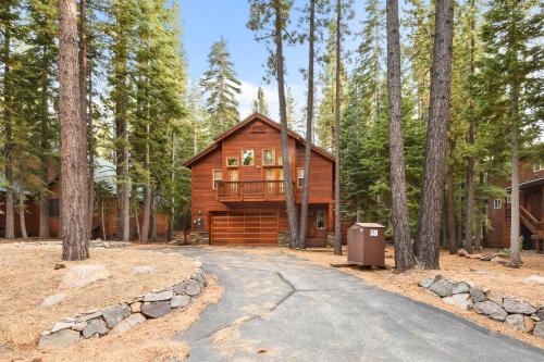 Luxe Mountain Haven in the Heart of Tahoe Donner home - image 6