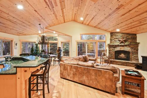 Luxe Mountain Haven in the Heart of Tahoe Donner home - image 9