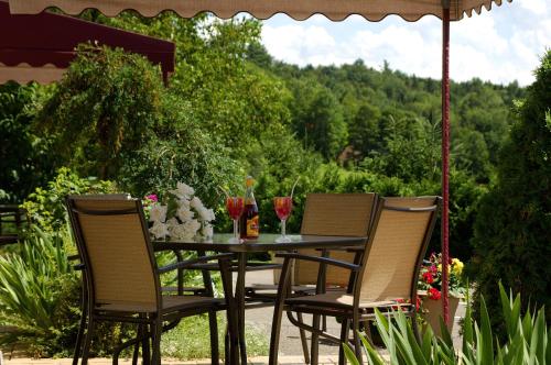 Queen and Double Room With Mountain View