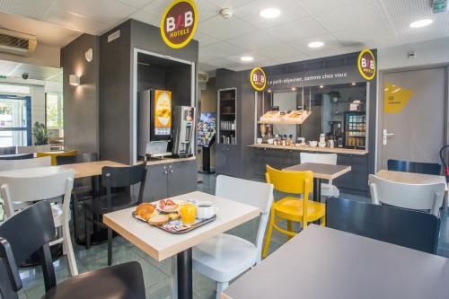 Food and beverages, B&B HOTEL Douai Parc Des Expos Cuincy in Douai