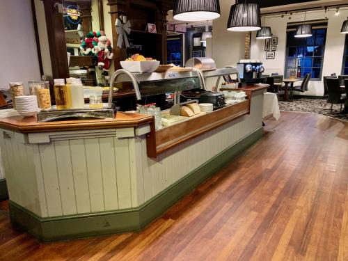 อาหารและเครื่องดื่ม, The Raven Hotel in คอร์บี้