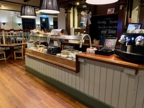 อาหารและเครื่องดื่ม, The Raven Hotel in คอร์บี้