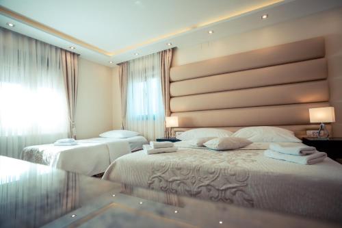 1 queen bed, 1 sofa bed