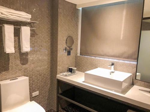 Bathroom, City Suites-Taoyuan Station near Jingfugong