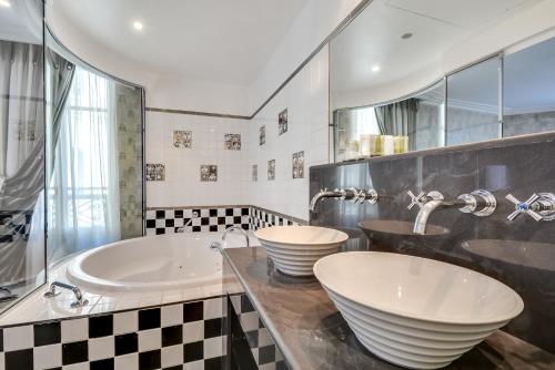 Bathroom, Villa Lutece Port Royal Hotel in 13th - Place d'Italie