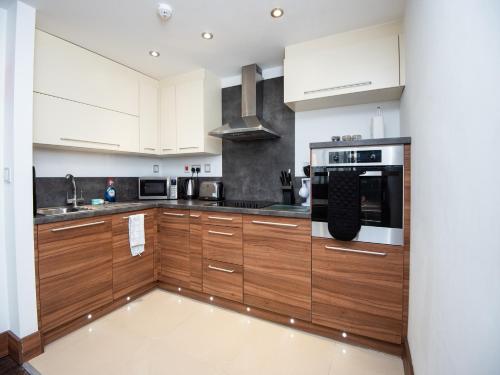 ห้องครัว, เลอ โกรฟ เซอร์วิส อพาร์ทเมนท์ (Le Grove Serviced Apartments) in วัตฟอร์ด