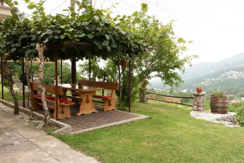 Sea View Apartment with Garden near Opatija