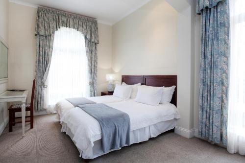 1 queen bed, 2 twin beds