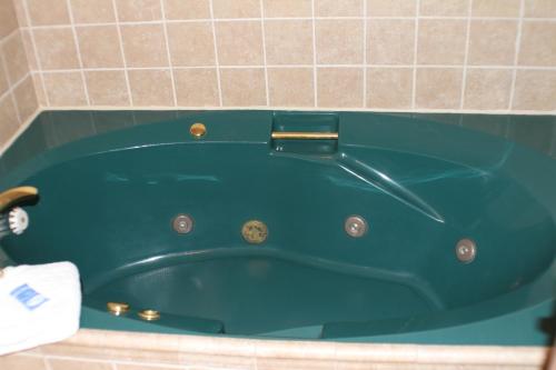 حمام, Buffalo Bill's Antlers Inn in Cody