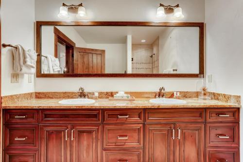 True Ski-In Ski-Out Luxury Condo condo - image 2