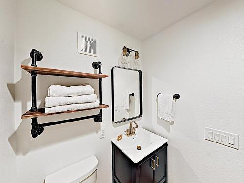 New Listing! Stylish Updated Ski Condo with Hot Tubs condo - image 4