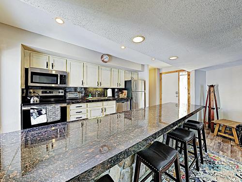 New Listing! Stylish Updated Ski Condo with Hot Tubs condo - image 6