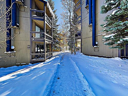 New Listing! Stylish Updated Ski Condo with Hot Tubs condo - image 7